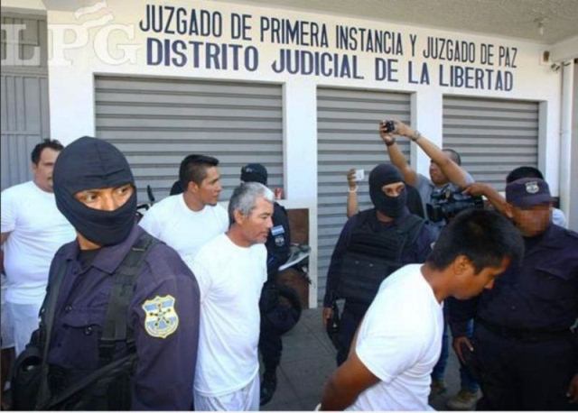 Pescadores artesanales de El Salvador fueron detenidos por colaborar con el traslado de droga a Guatemala. (Foto Prensa Libre: La Prensa Gráfica)