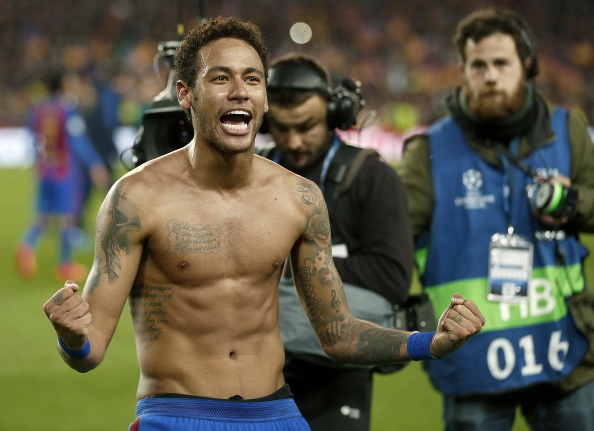 Neymar grita a todo pulmón luego de la remontada y clasificación del Barcelona a los cuartos de final de la Champions League. (Foto Prensa Libre: EFE)