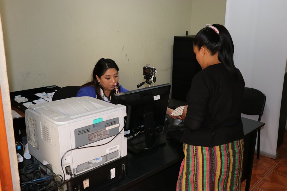 En siete municipios de Quiché se ampliará el horario de atención en el Renap. (Foto Prensa Libre: Héctor Cordero)