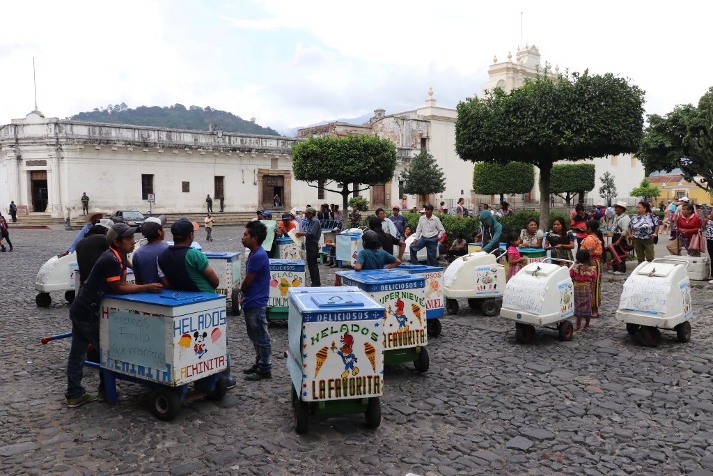 Vendedores de helados de Antigua Guatemala rechazan medida municipal que les impide trabajar en las calles. (Foto Prensa Libre: Renato Melgar)
