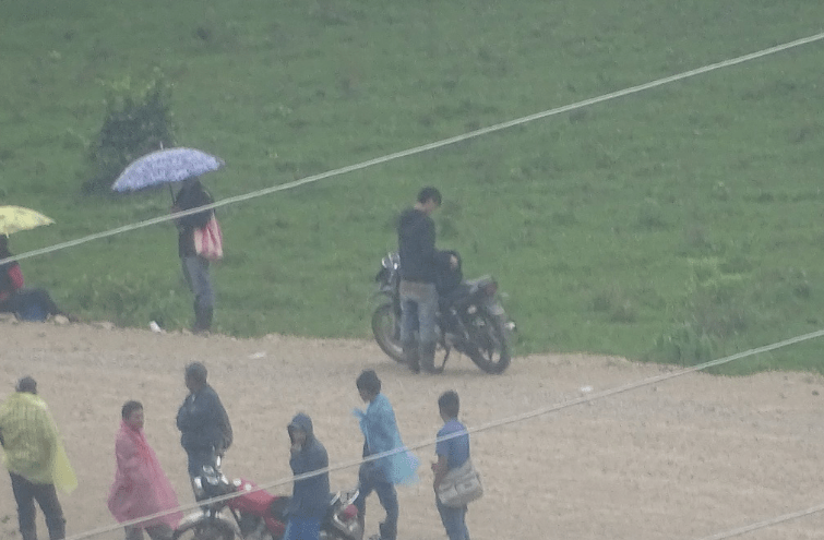 Algunos de los inconformes con proyectos hidroeléctricos bloquean la Granja Transversal del Norte. (Foto Prensa Libre).