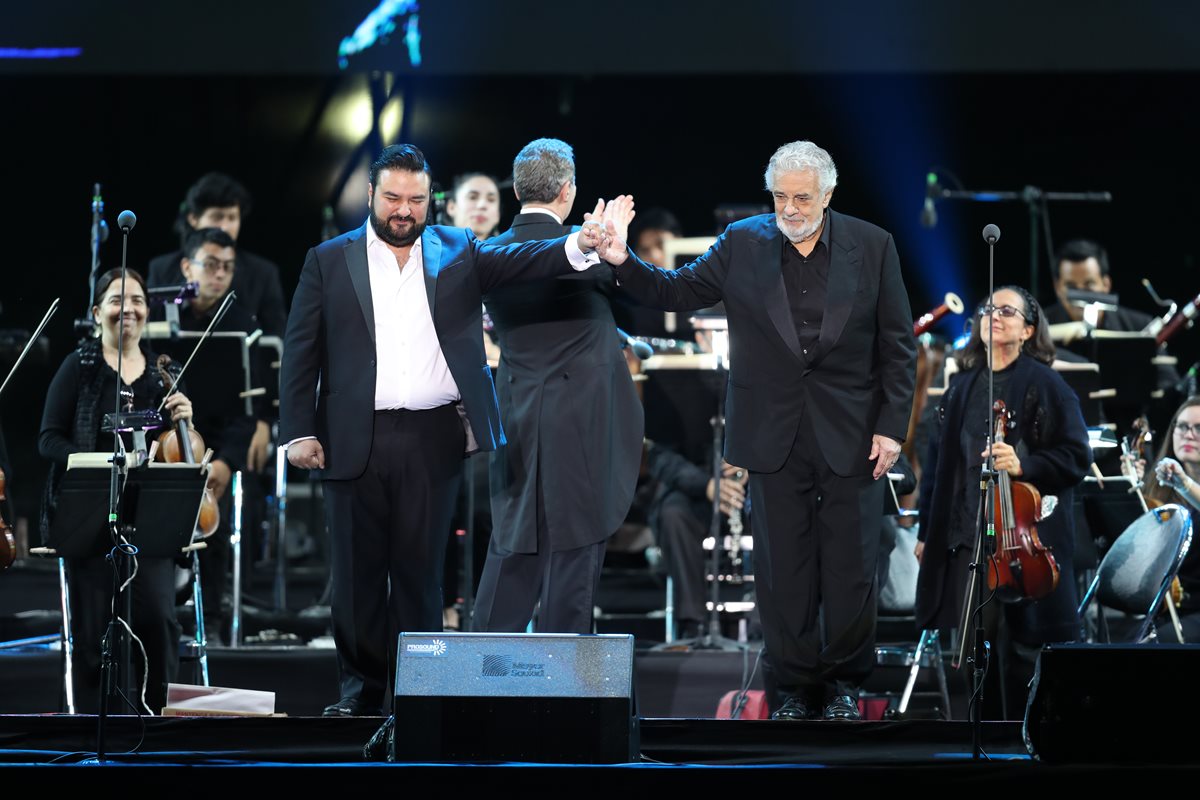 Plácido Domingo junto a Mario Chang, en el concierto celebrado la noche del martes pasado, en ciudad de Guatemala (Foto Prensa Libre: Keneth Cruz).