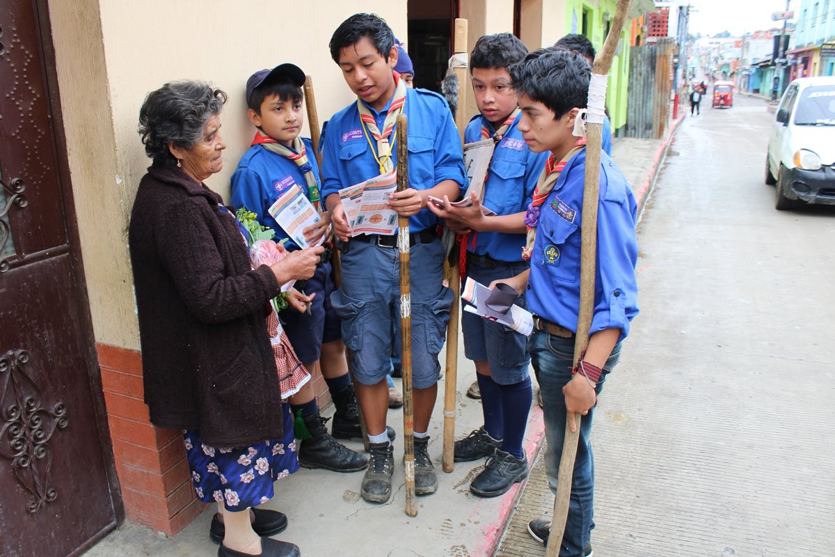 Unos 60 scouts de San Juan Comalapa en Chimaltenango, se unieron a una campaña contra el Aedes aegipti (Foto Prensa Libre: José Rosales)