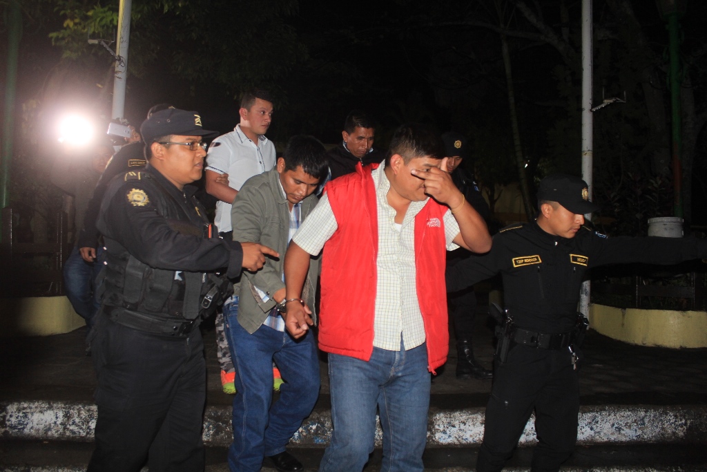 Cuatro hombres originarios de Alta Verapaz fueron detenidos por portación ostentosa de arma de fuego. (Foto Prensa Libre)
