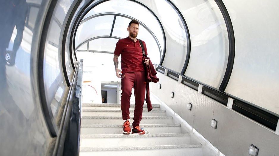 El argentino Lionel Messi a su llegada a Portugal para el partido contra el Sporting de Portugal. (Foto Prensa Libre: cortesía FC Barcelona)
