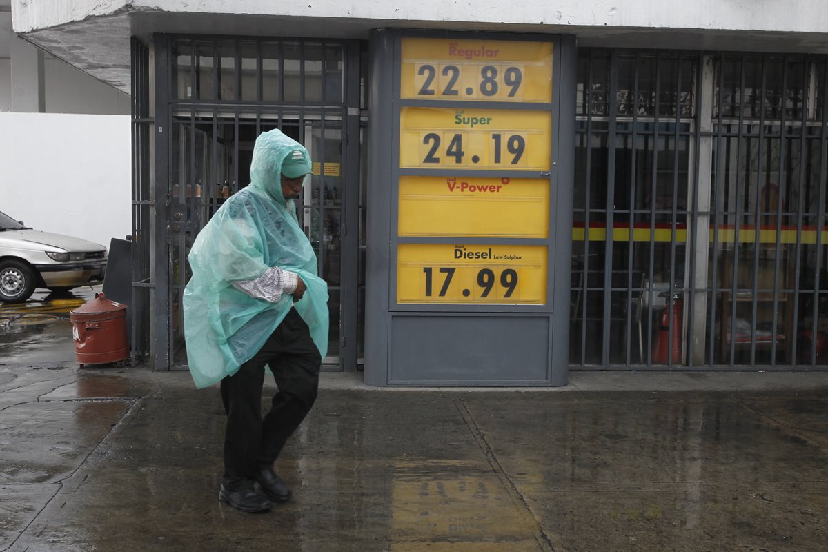 Estaciones de servicio reflejan leves bajas en el precio de los combustibles. (Foto Prensa Libre: Paulo Raquec)