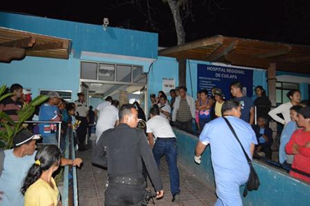 Uno de los heridos de bala en Oratorio es ingresado al Hospital Regional de Cuilapa. (Foto Prensa Libre: Oswaldo Cardona).
