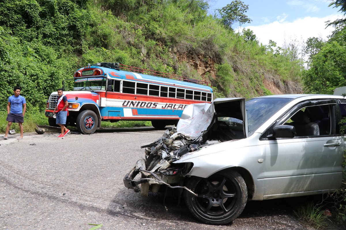 Bus y automóvil involucrados en el accidente en la ruta hacia Jalapa. (Foto Prensa Libre: Hugo Oliva).