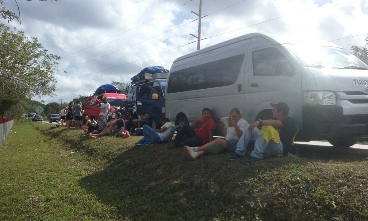 Turistas quedan atrapados por bloqueo de ganaderos en La Libertad, Petén. (Foto Prensa Libre: Rigoberto Escobar)