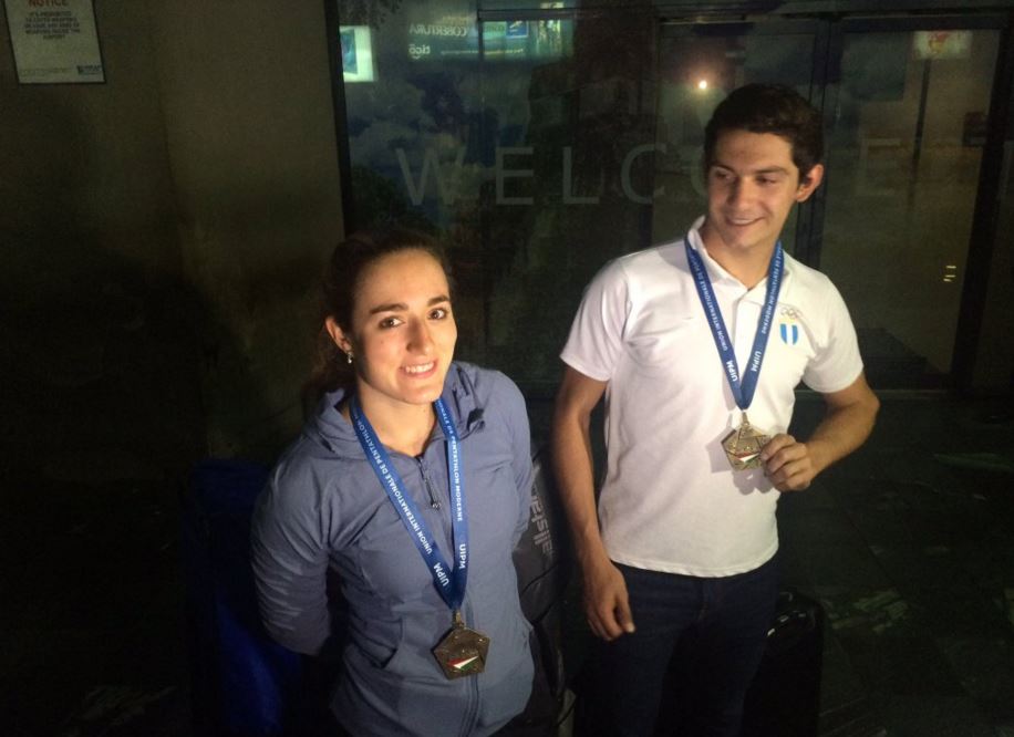 Isabel Brand y Charles Fernández a su llegada a Guatemala el martes por la noche. (Foto Prensa Libre: cortesía COG)