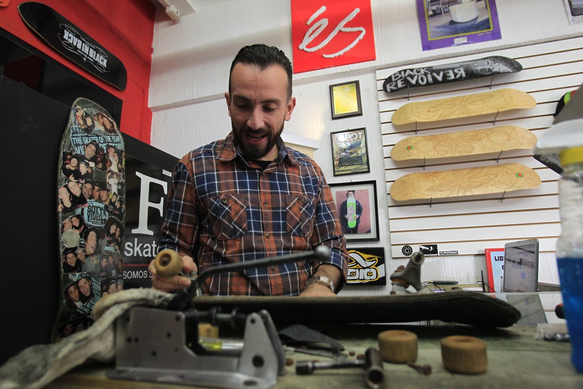 Jacobo Aguilar atiende de manera personalizada a sus clientes en la tienda FS Skateshop. (Foto Prensa Libre: Carlos Hernández)