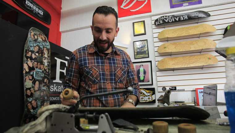 Jacobo Aguilar atiende de manera personalizada a sus clientes en la tienda FS Skateshop. (Foto Prensa Libre: Carlos Hernández)