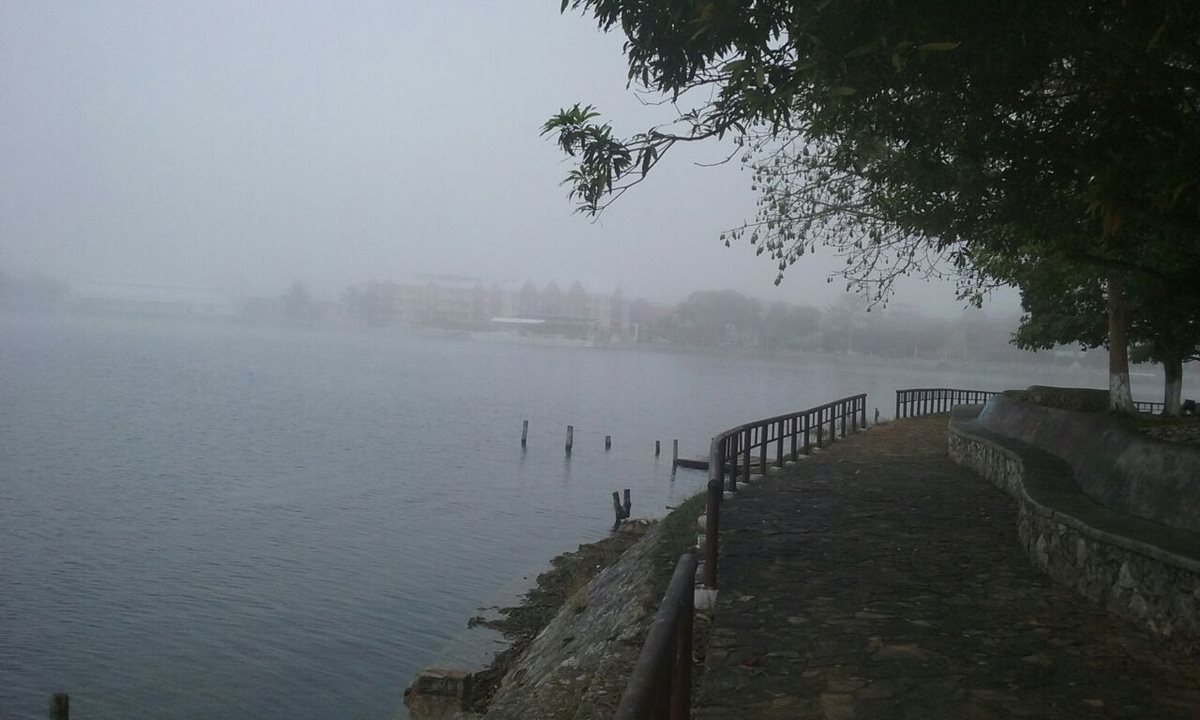 Vista de la isla de Flores, donde la niebla impide la visibilidad, así como en el área central de Petén. (Foto Prensa Libre: Rigoberto Escobar)