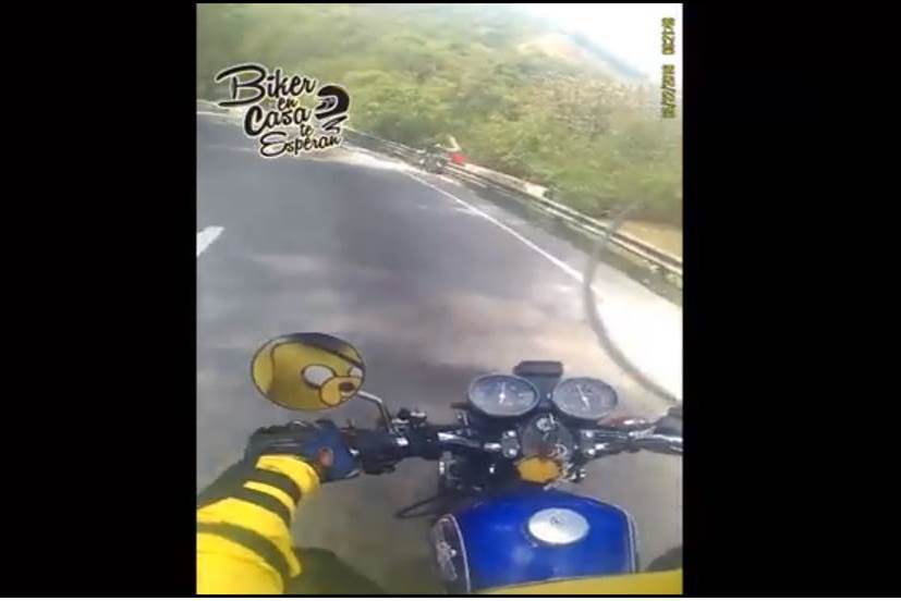 Hombre sale expulsado de una motocicleta en accidente de tránsito en la bajada Las Cañas, rumbo a Antigua Guatemala. (Foto Prensa Libre: Real Bikers)