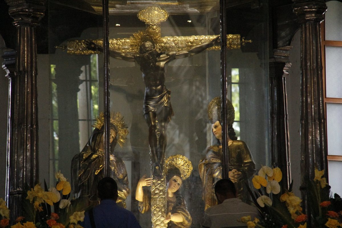 La imagen del Cristo Negro es venerada por miles de turistas durante la segunda semana de enero. (Foto Prensa Libre: Cortesía Inguat)