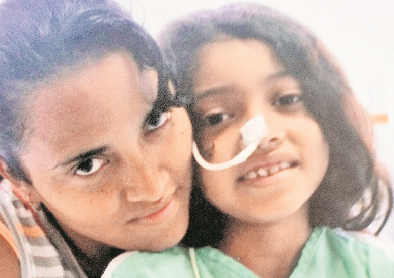 Virmania Argueta, junto a su hija Meilyn Marina, cuando comenzó el tratamiento contra el cáncer, en el 2010. Actualmente la menor tiene 14 años. (Foto Prensa Libre: Cortesía).