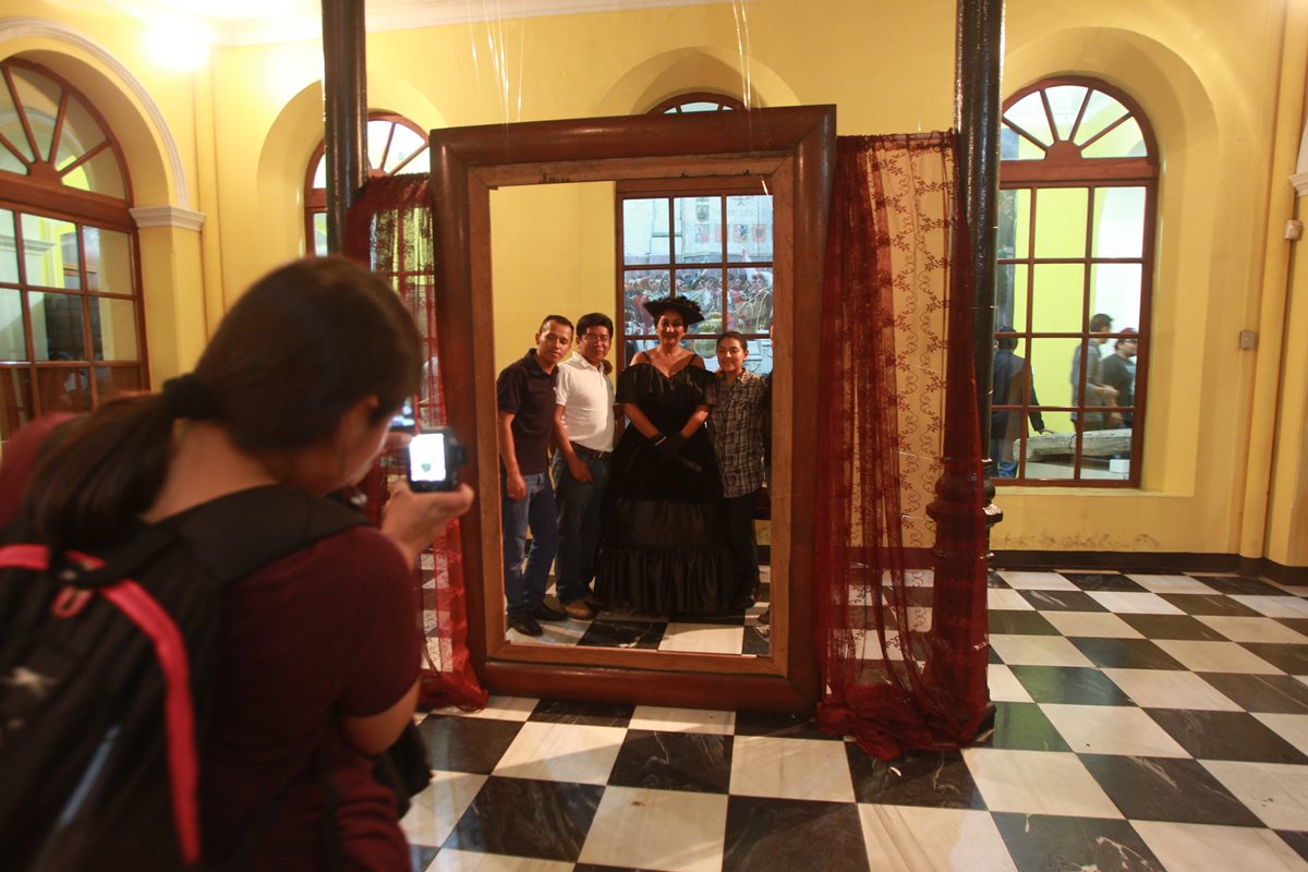 Cientos de personas acudieron al Museo de Historia en la Noche de los Museos. (Foto Prensa Libre: Ángel Elías)