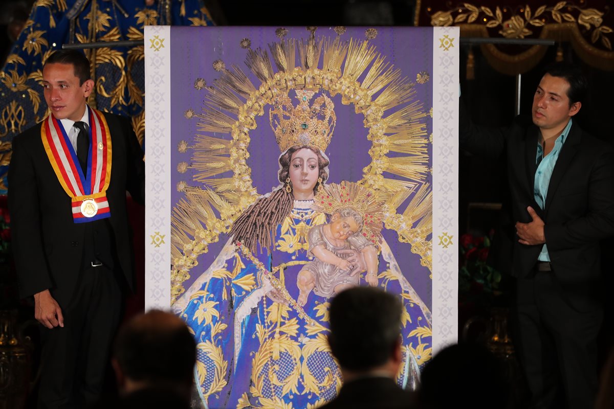 Representación en tamaño real del mosaico de la Virgen de Rosario que será instalado en los jardines del Vaticano, Italia.(Foto Prensa Libre: Érick Ávila)