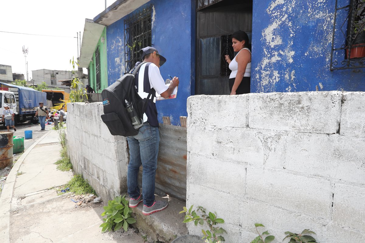 Unos 14 mil censistas recopilan datos en los hogares del país. (Foto Prensa Libre: Érick Ávila)