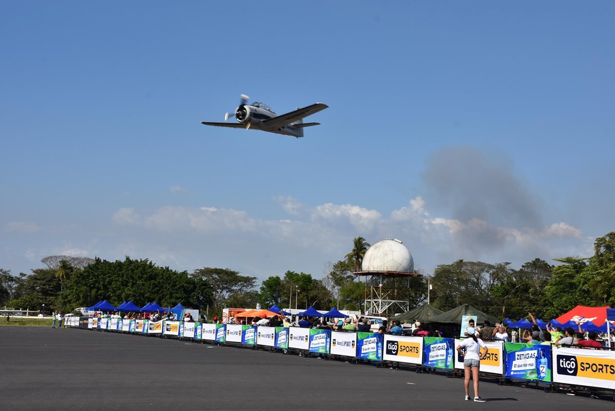 Aeronave hace acrobacias a baja altura durante evento organizado por Fundal. (Foto Prensa Libre: Enrique Paredes)