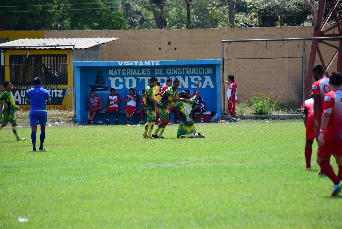 Jugadores de Nueva Concepción festejan la victoria contra Iztapa. (Foto Prensa Libre: Carlos Paredes)