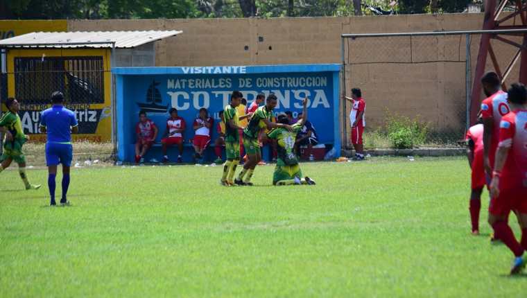 Jugadores de Nueva Concepción festejan la victoria contra Iztapa. (Foto Prensa Libre: Carlos Paredes)