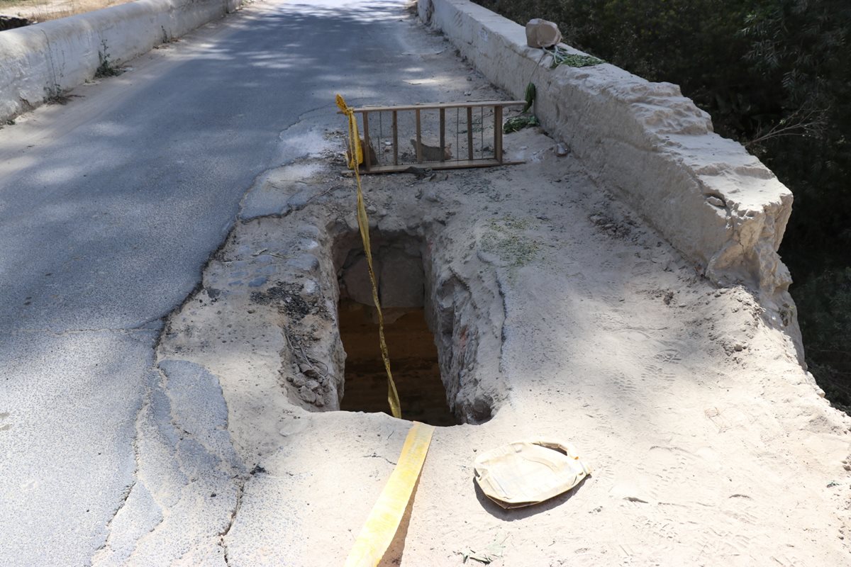 Un agujero sobre el puente que comunica Totonicapán y Quiché afecta a pilotos. (Foto Prensa Libre: Héctor Cordero)