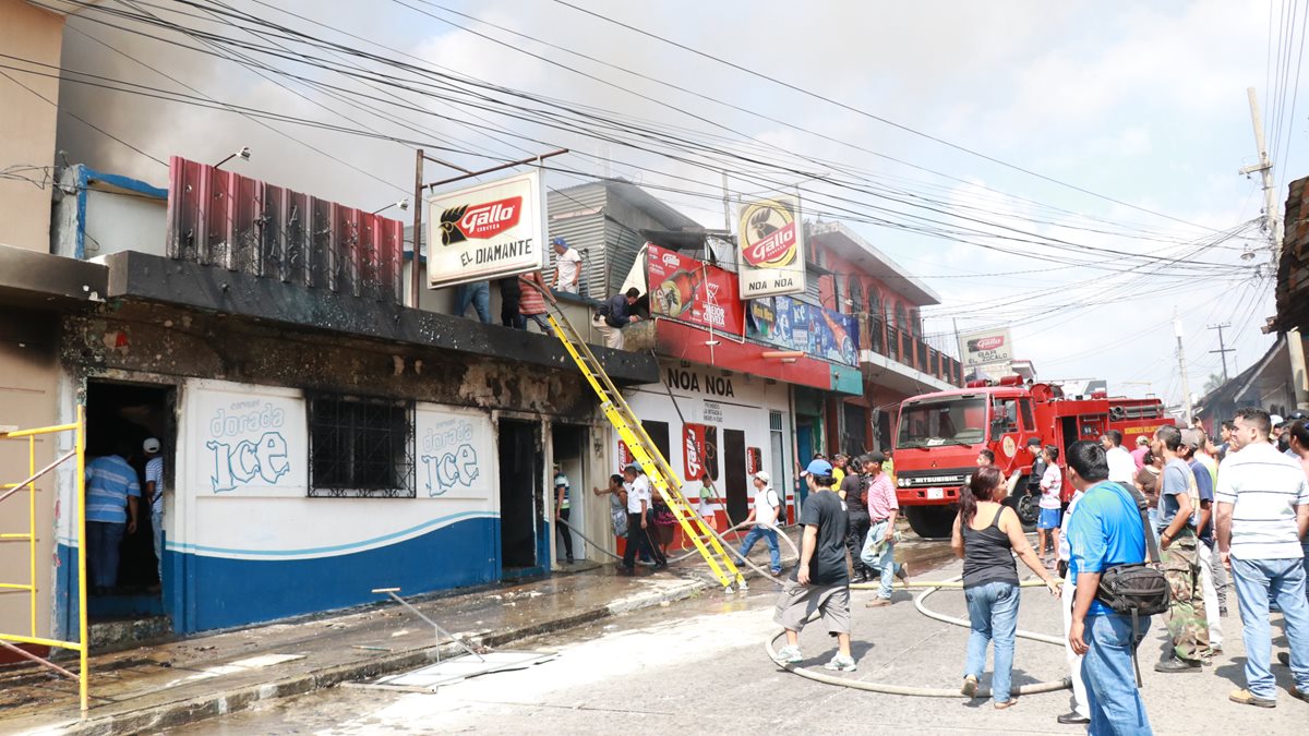 Parte frontal del inmueble en donde se generó el incendio. (Foto Prensa Libre: Cristian Icó)
