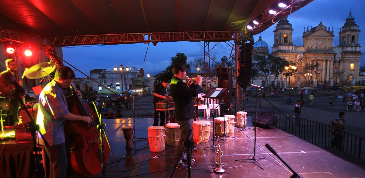 El grupo Jazzimba se presentó en el concierto que puso punto final al 19 Festival del Centro Histórico. (Foto Esbin García)