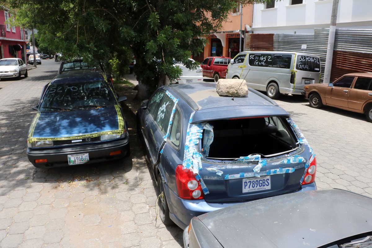 La acumulación de vehículos consignados por la Policía Nacional Civil afecta el ornato y contamina el ambiente.(Foto Prensa Libre: Carlos Ventura)