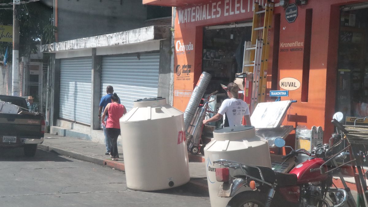 Negocios colocan mercadería en banquetas, lo que dificulta el libre paso de peatones en Mazatenango. (Foto Prensa Libre: Cristian Icó Soto)