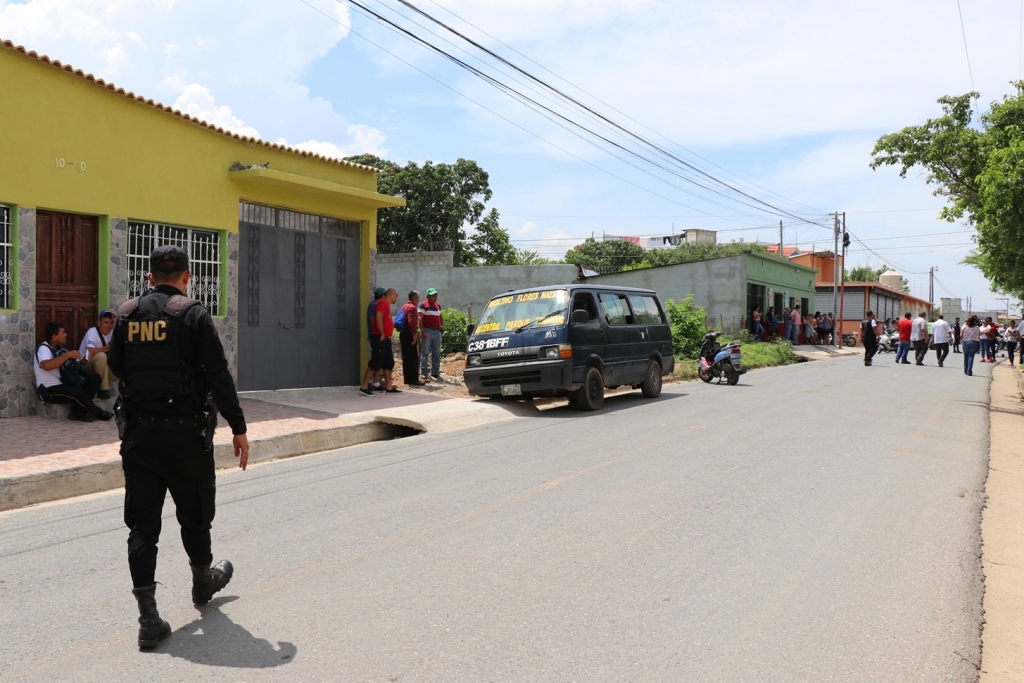 El microbús que conducía Ángel Geovanny Sosa Flores cuando fue baleado se encunetó frente a una vivienda, en la zona 4 de Chiquimula. (Foto Prensa Libre: Mario Morales)