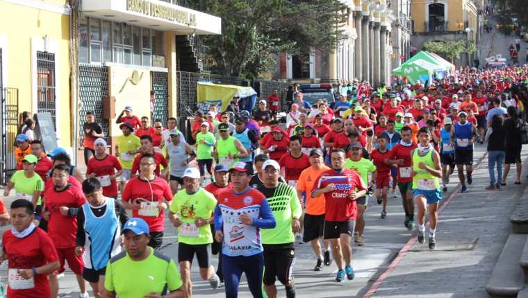 El año pasado corrieron más de mil deportistas quetzaltecos para apoyar a los niños de Escuela Especial Xelajú. (Foto Prensa Libre: Raúl Juárez)