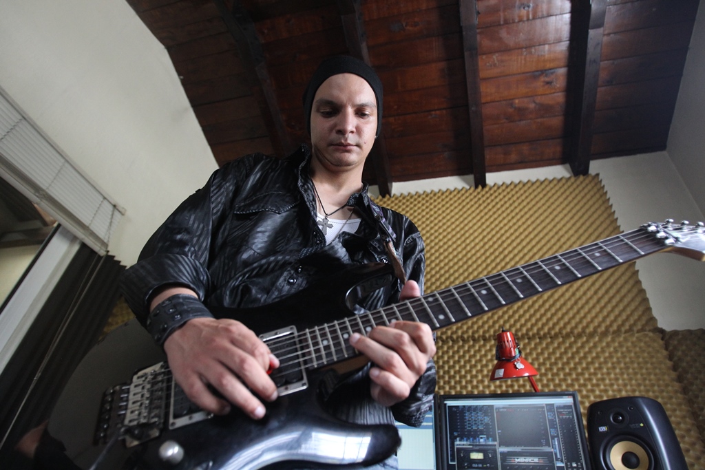El guitarrista guatemalteco Walter Monsanto graba el Himno Nacional en versión rock. (Foto Prensa Libre: Keneth Cruz)