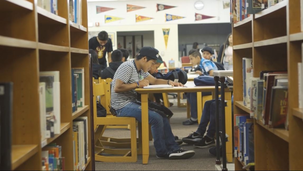 Gaspar Marcos escribe en en cuaderno durante la jornada matutina en la Belmont High School de Los Ángeles. (Foto: Los Ángeles Times).