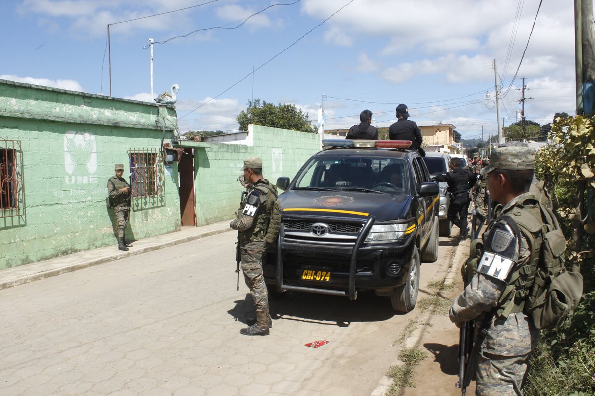 Autoridades realizan operativos en varias viviendas de Zaragoza, Chimaltenango. (Foto Prensa Libre: Víctor Chamalé)