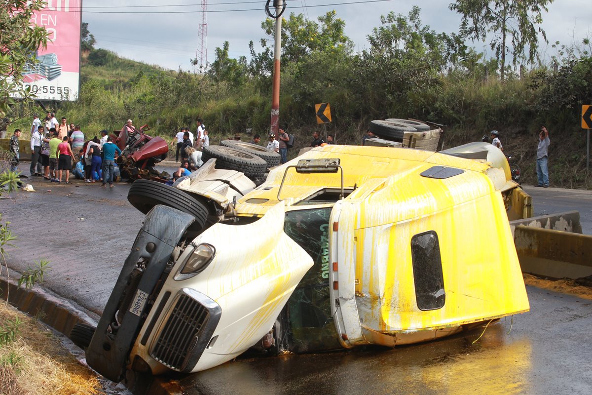 Un camión volcó el domingo en el kilómetro 24 de Amatitlán, presuntamente el conductor perdió el control al viajar a exceso de velocidad. (Foto Prensa Libre: Hemeroteca PL)