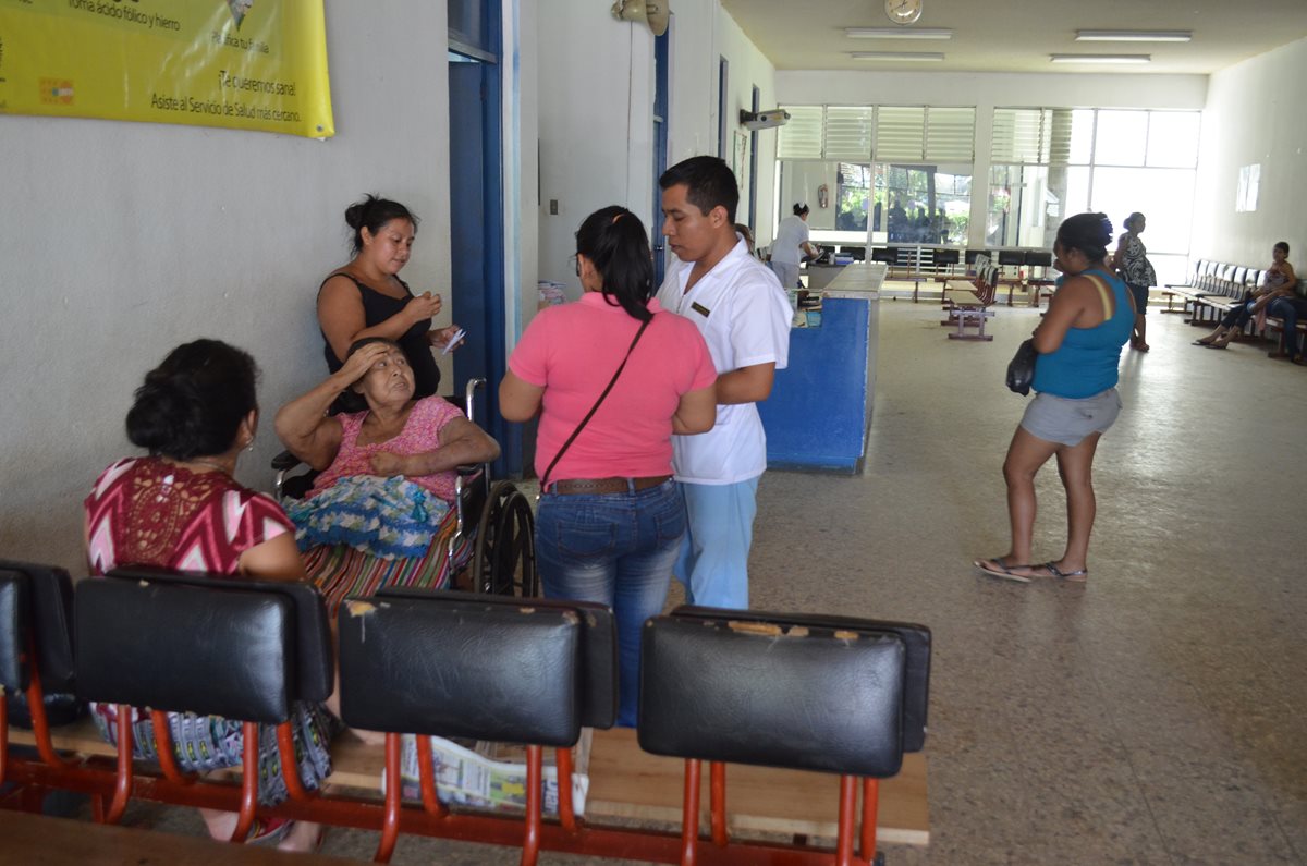 Pacientes del Hospital Nacional de Retalhuleu esperan ser atendidos. (Foto Prensa Libre: Jorge Tizol)