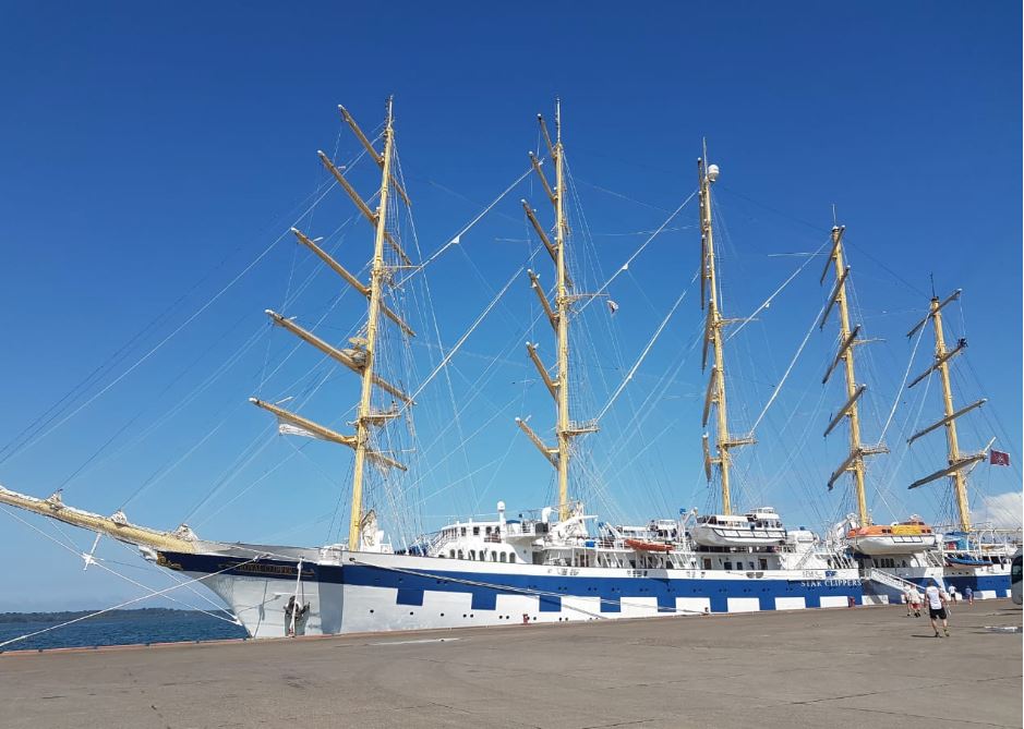El crucero MS Royal Clipper visita por primera vez Guatemala y atraca en la terminal de cruceros del Puerto Santo Tomás de Castilla, Puerto Barrios, Izabal. (Foto Prensa Libre: Dony Stewart)