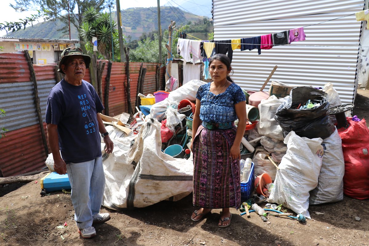 Juan Pablo Hernández y su esposa Zoila Cal reciclan para sacar adelante a sus hijos. (Foto Prensa Libre: Renato Melgar).