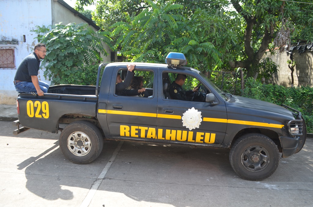 Agentes de la PNC trasladan a la menor que fue encontrada en la zona 4 de la cabecera. (Foto Prensa Libre: Jorge Tizol).