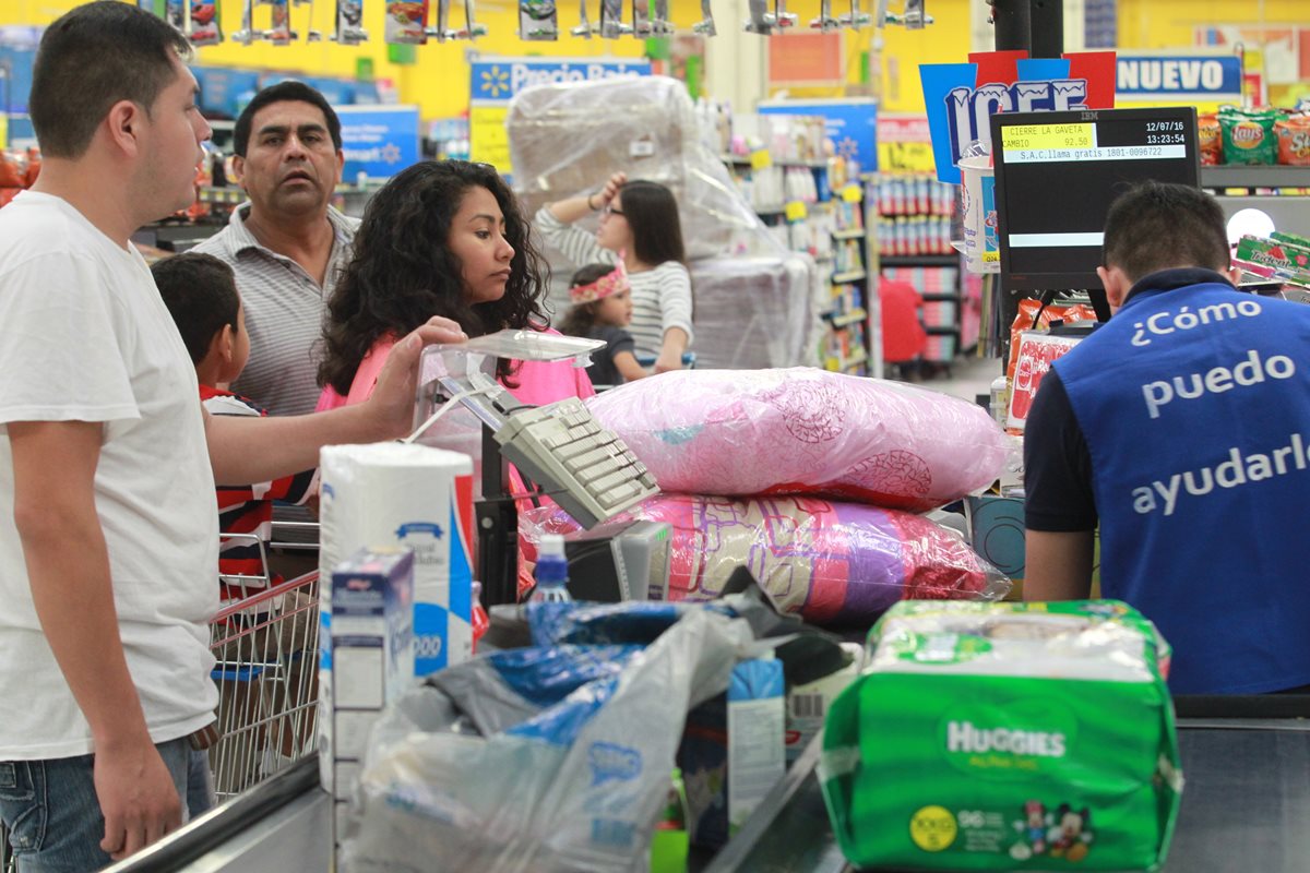 Tiendas de conveniencia reciben un aumento en la afluencia de visitantes e incremento en ventas, por prestación recibida por los empleados. (Foto Prensa Libre: Erick Ávila)