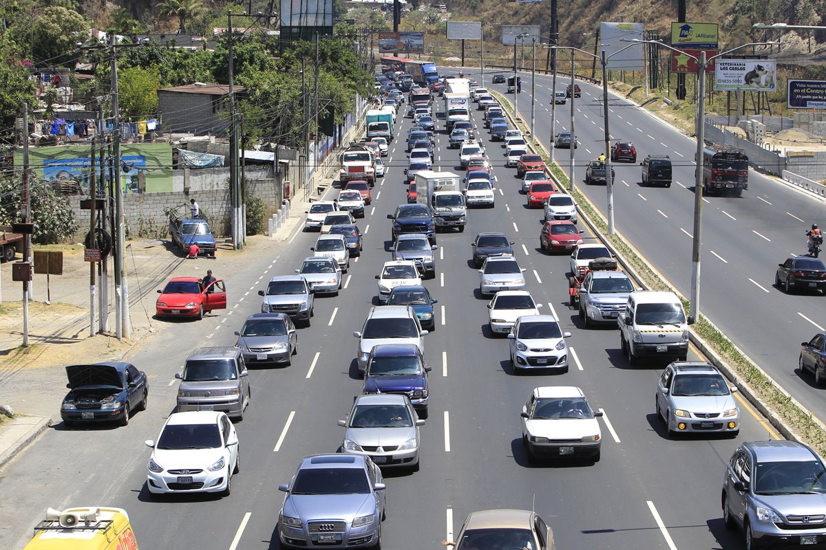 El tránsito en la Ciudad de Guatemala empieza a complicarse, debido a que miles de estudiantes regresan a escuelas, colegios y universidades. (Foto Prensa Libre: Érick Ávila)
