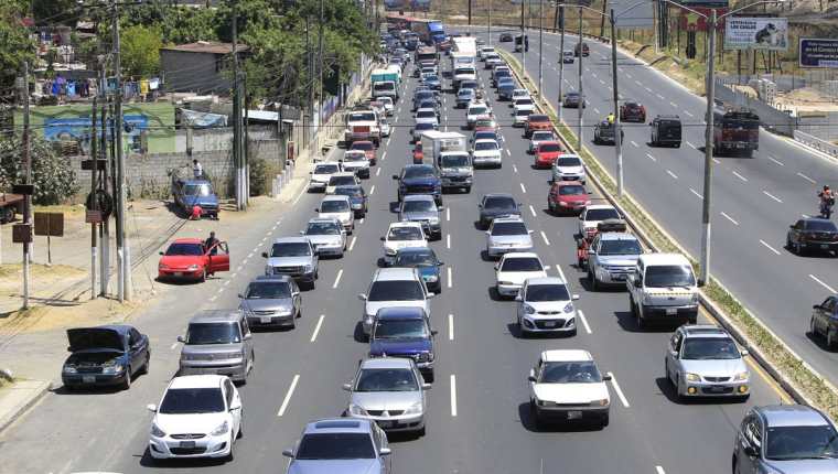 El tránsito en la Ciudad de Guatemala empieza a complicarse, debido a que miles de estudiantes regresan a escuelas, colegios y universidades. (Foto Prensa Libre: Érick Ávila)