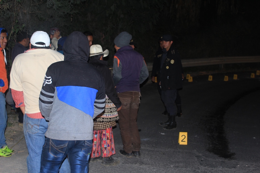 Curiosos permanecen en el lugar donde murió baleado Mauricio Ben, en Sololá. (Foto Prensa Libre: Ángel Julajuj).