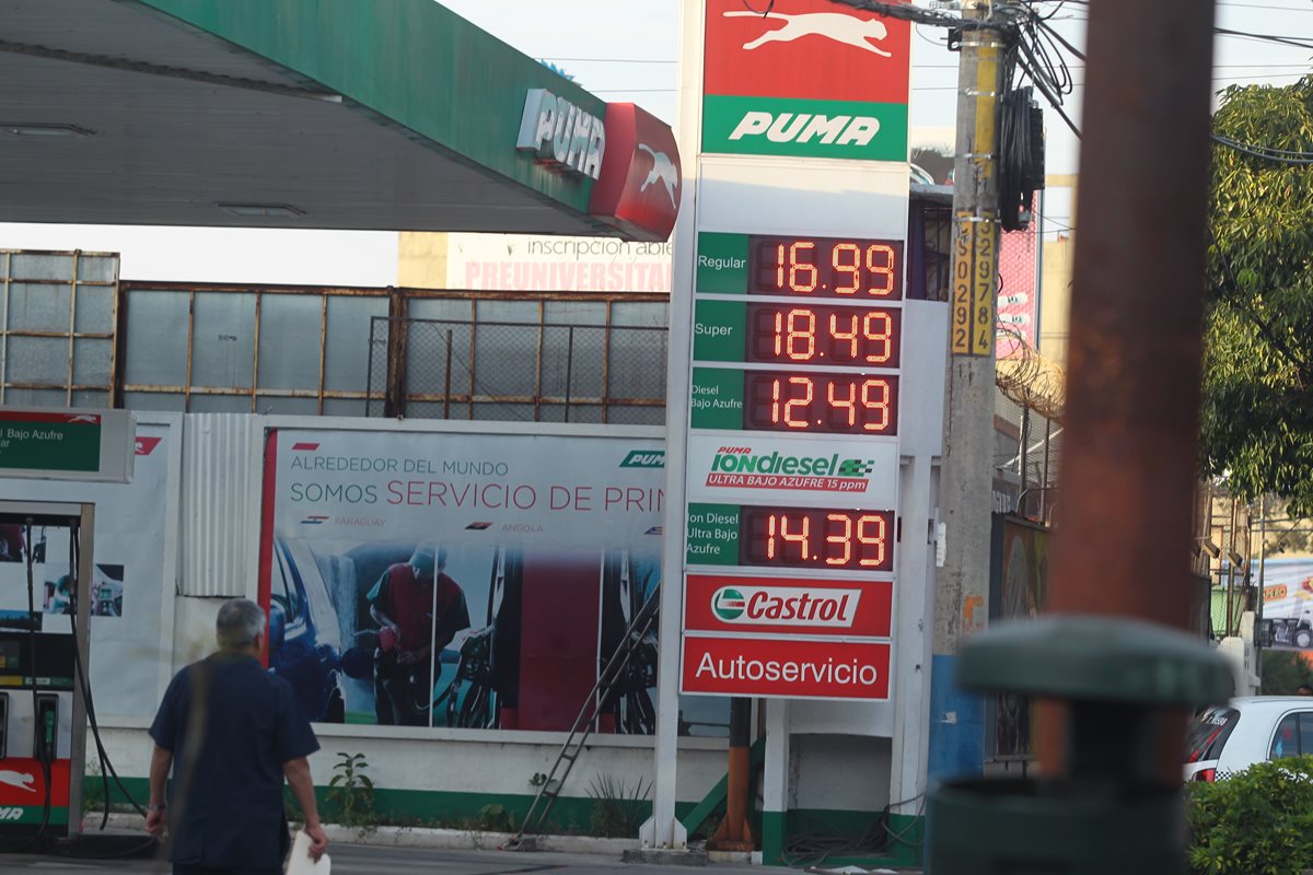 Los precios de los combustibles cayeron 30 centavos de quetzal. (Foto Prensa Libre: Álvaro Interiano)