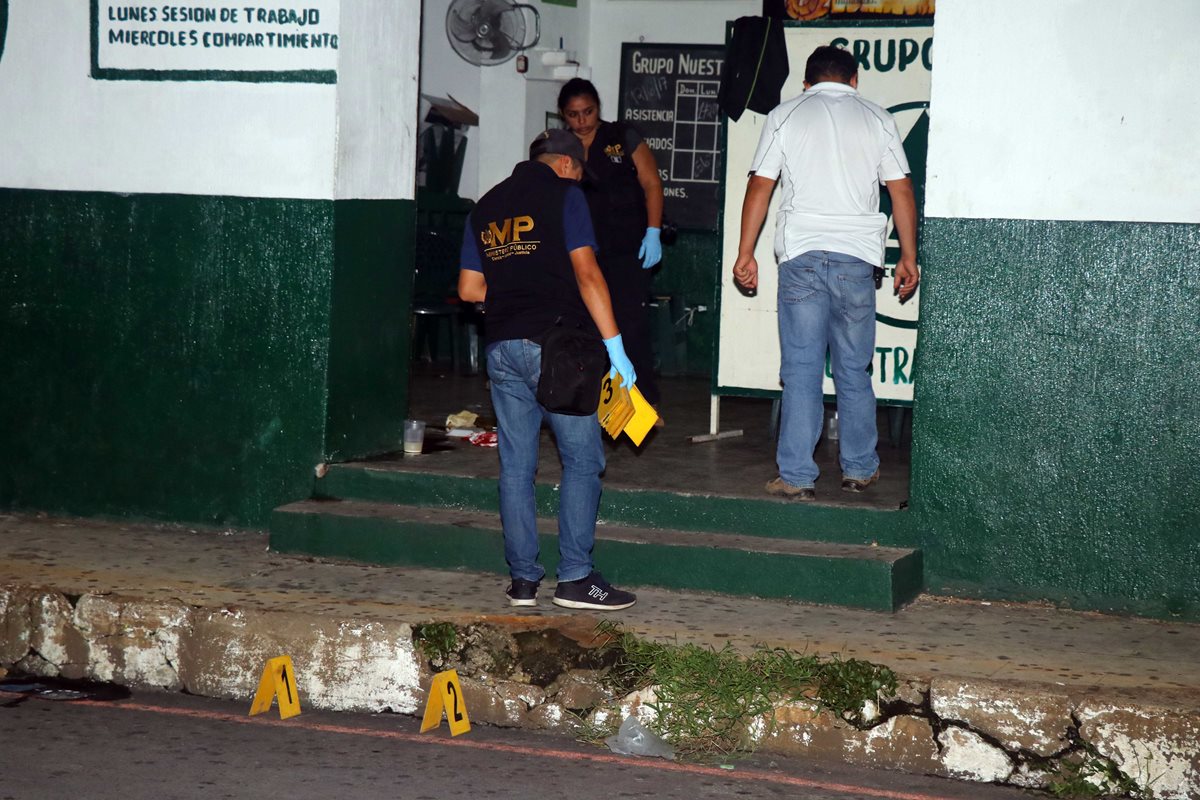 Peritos del MP recaban evidencias del ataque armado. (Foto Prensa Libre: Rolando Miranda)