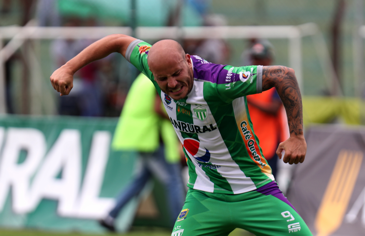 El costarricense Anllel Porras celebra su primer gol con Antigua GFC frente al Deportivo Iztapa. (Foto Prensa Libre: Carlos Vicente)