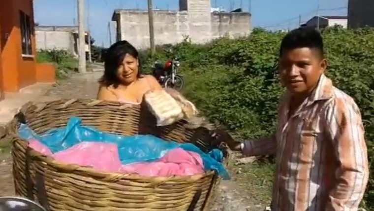 Abdías Gómez ofrece sus productos a vecinos en Mazatenango, Suchitepéquez. (Foto Prensa Libre: Melvin J. Popá)