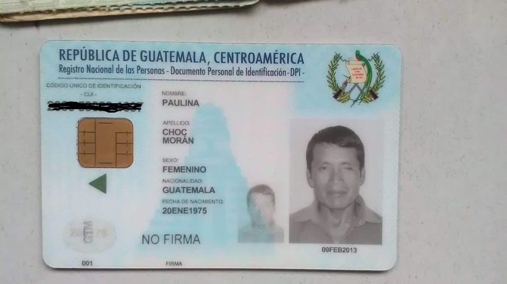 DPI que fue entregado con datos equivocados, en Alta Verapaz. (Foto Prensa Libre: Eduardo Sam).